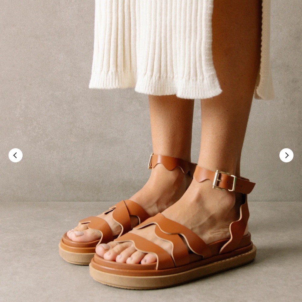 ALOHAS Wavy Brown Leather Sandal